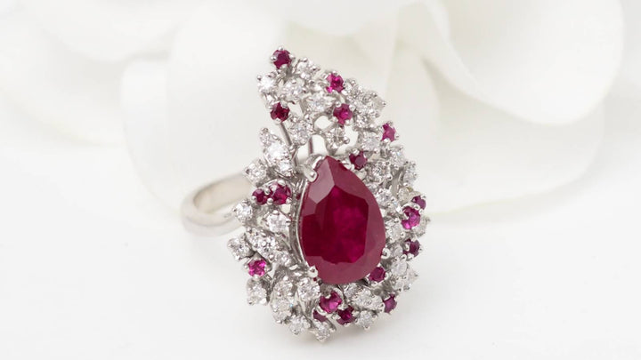 Bague cocktail en or blanc, rubis et diamants