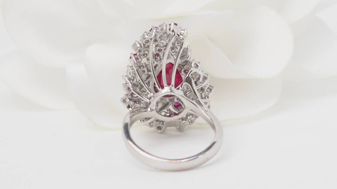 Bague cocktail en or blanc, rubis et diamants