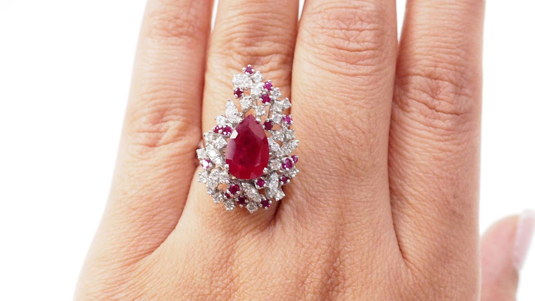 Bague cocktail en or blanc, rubis et diamants