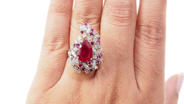 Bague cocktail en or blanc, rubis et diamants