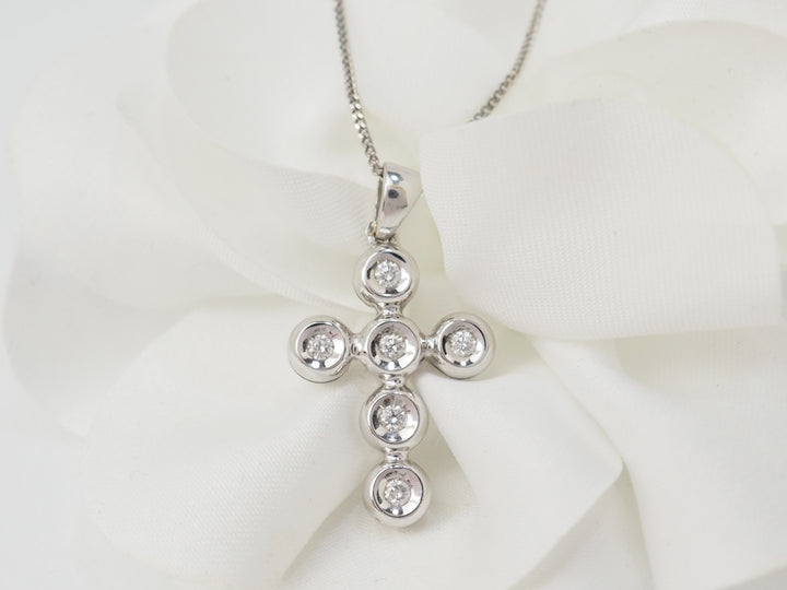 collier croix en or blanc et diamants
