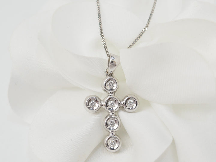 collier croix en or blanc et diamants