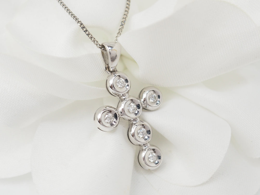 collier croix en or blanc et diamants