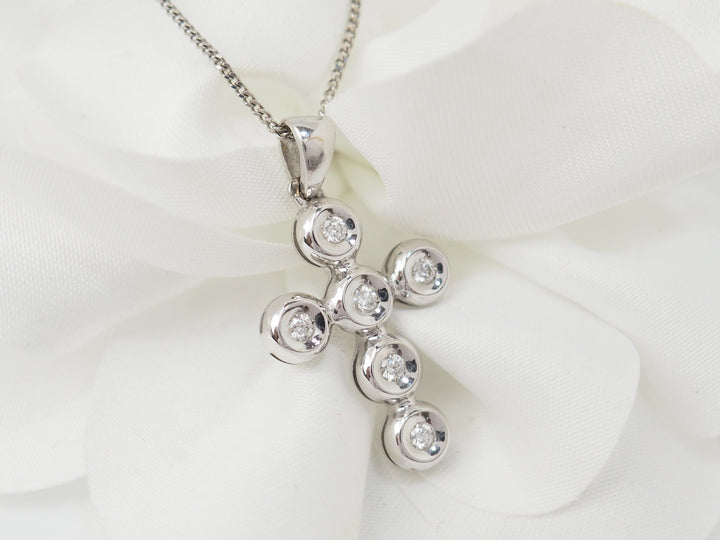 collier croix en or blanc et diamants