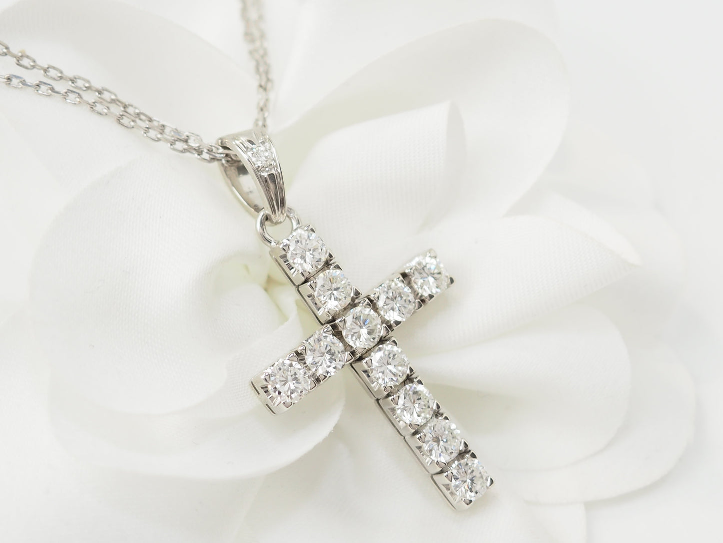 collier croix vintage en or blanc et diamants