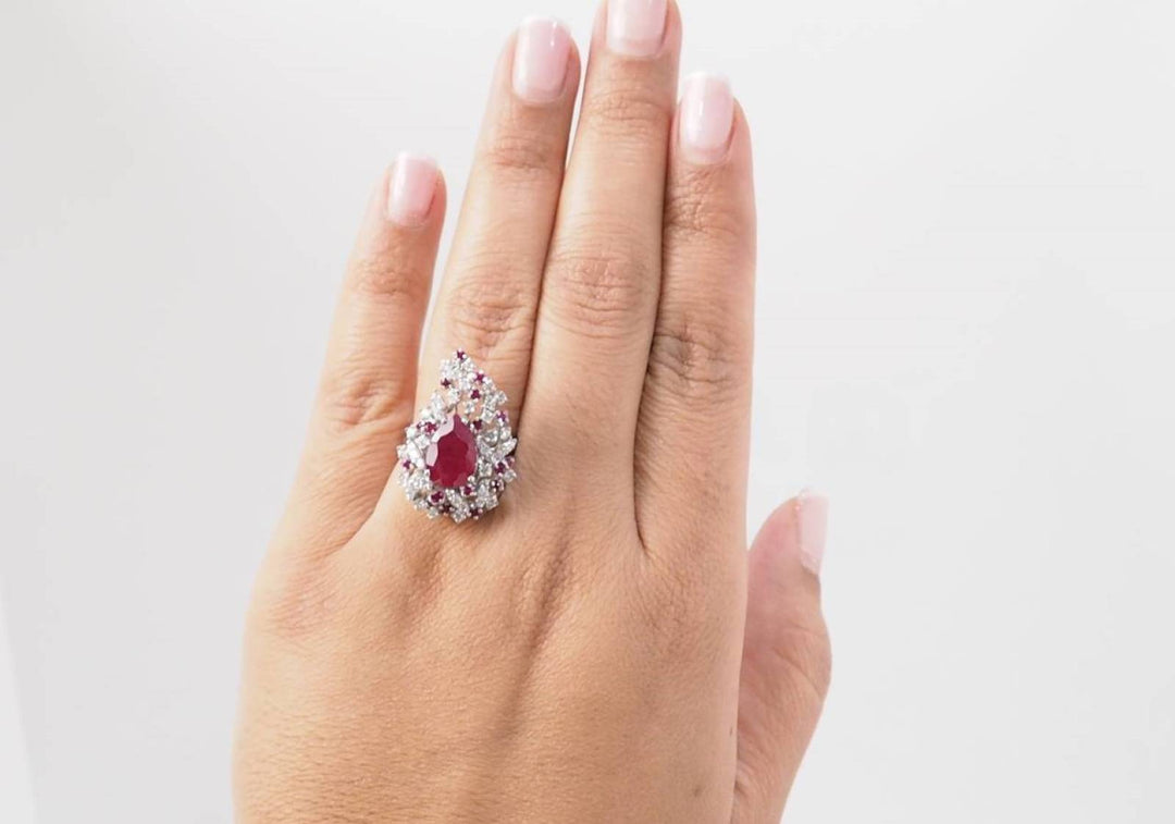 Bague cocktail en or blanc, rubis et diamants