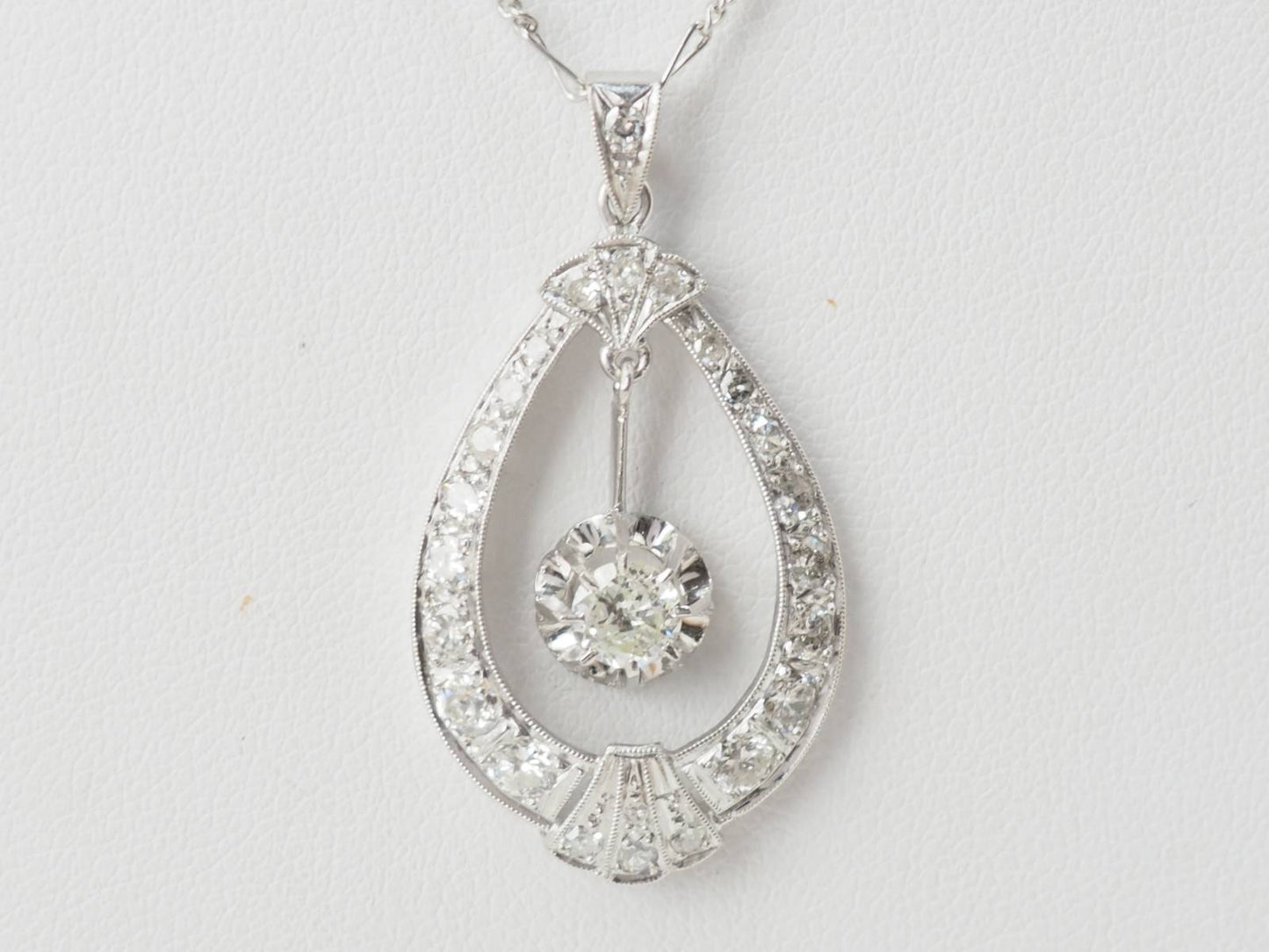 Collier Art déco en or blanc et diamants