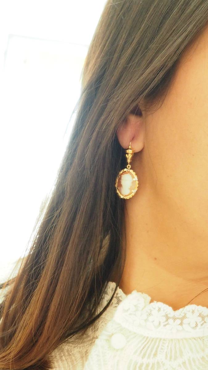 Pendants d'oreilles en or et camée 