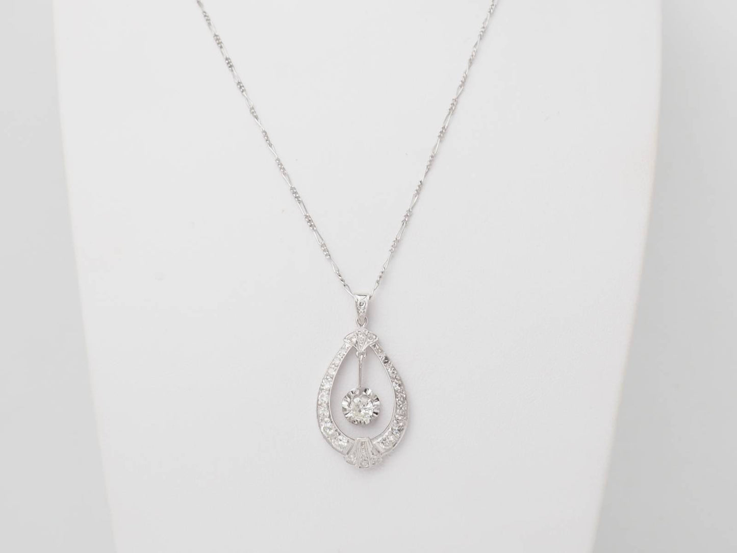 Collier Art déco en or blanc et diamants