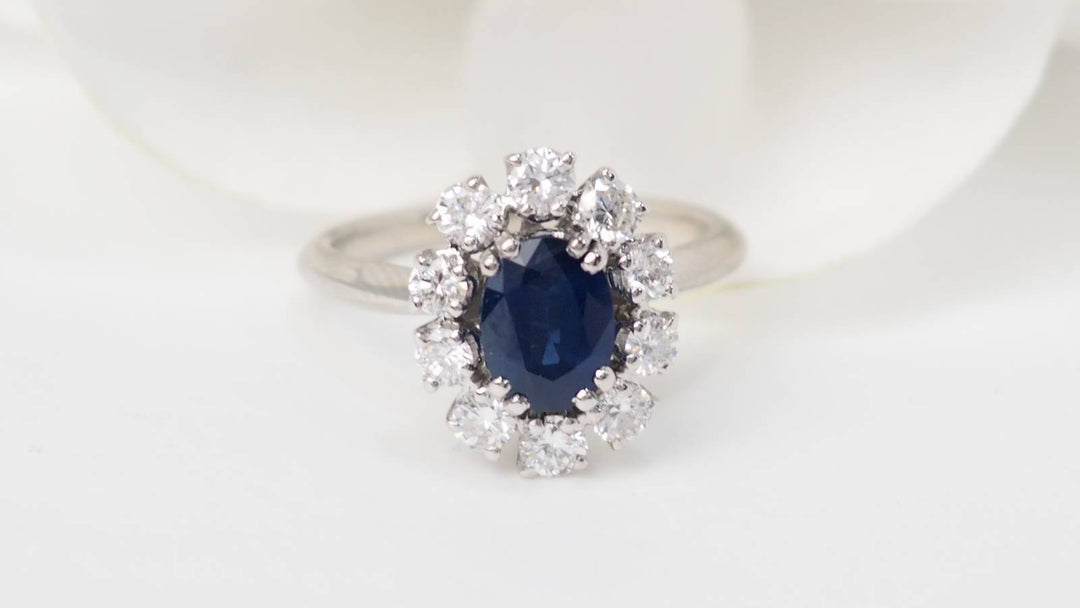 Bague marguerite en or blanc, saphir ovale et diamants