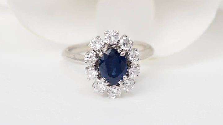 Bague marguerite en or blanc, saphir ovale et diamants