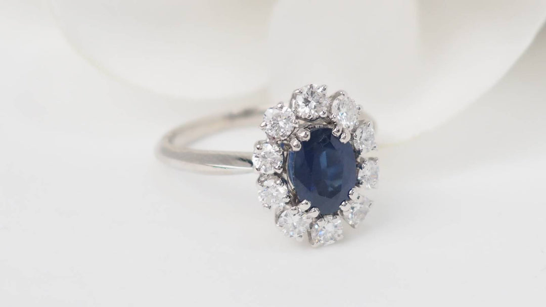 Bague marguerite en or blanc, saphir ovale et diamants