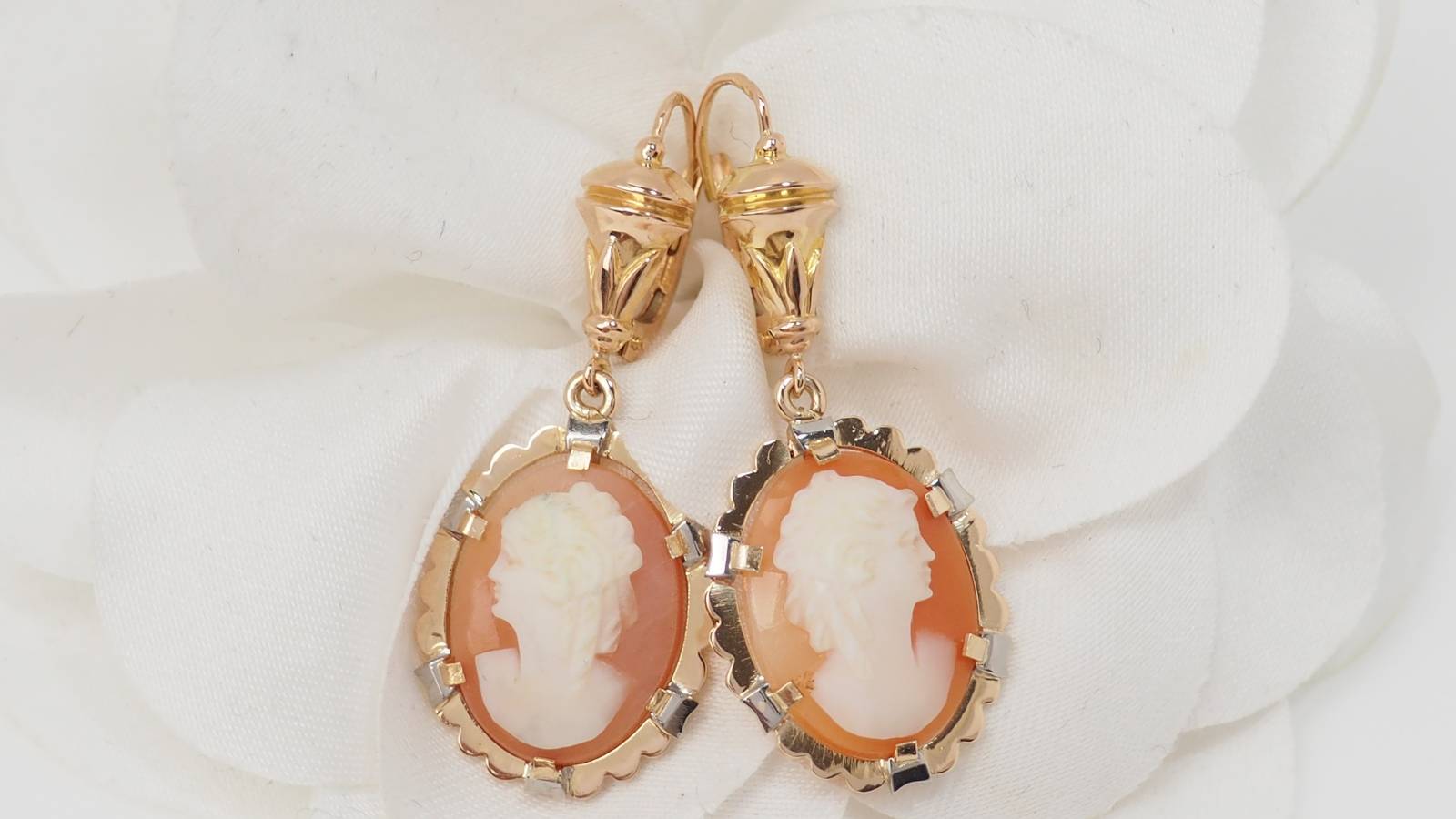 Boucles d'oreilles en or jaune et camée en vente à Marseille