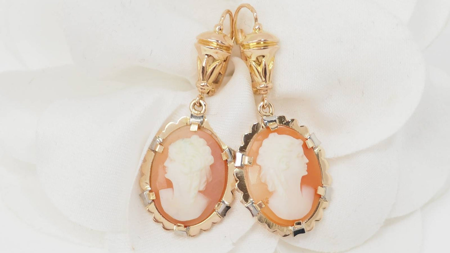 Pendants d'oreilles en or jaune et camée