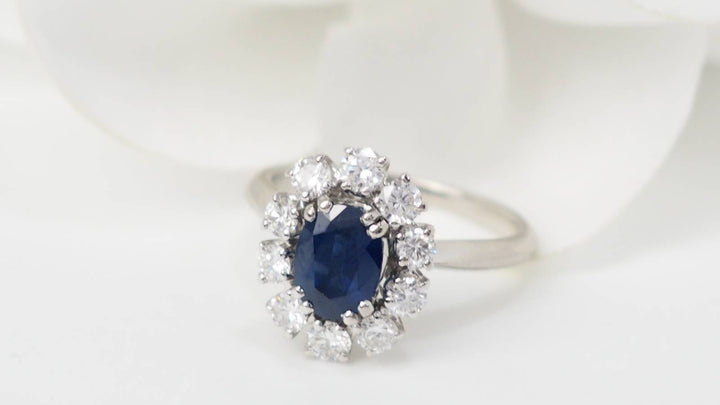 Bague marguerite en or blanc, saphir ovale et diamants
