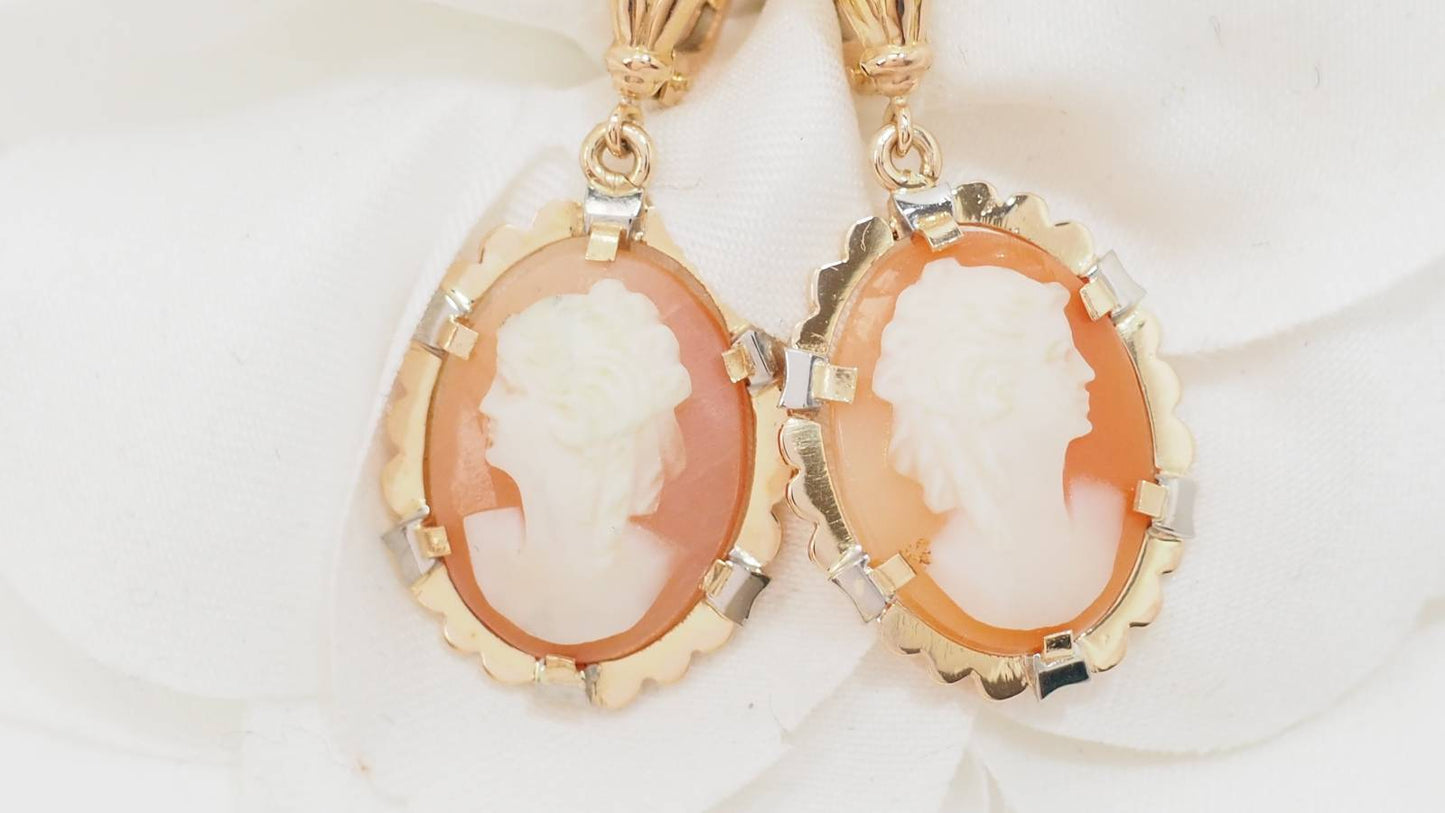 Pendants d'oreilles en or jaune et camée