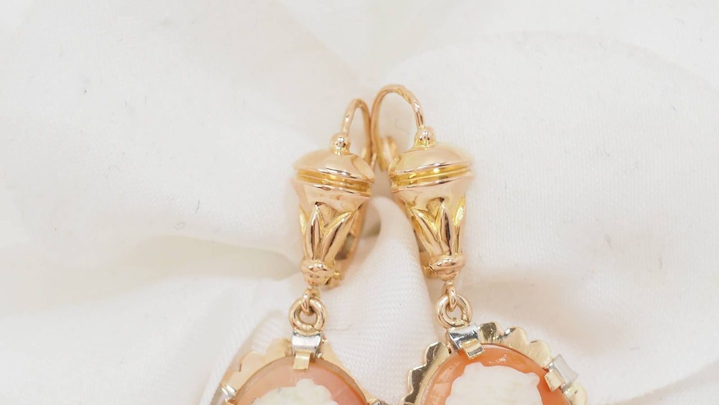 Pendants d'oreilles en or jaune et camée