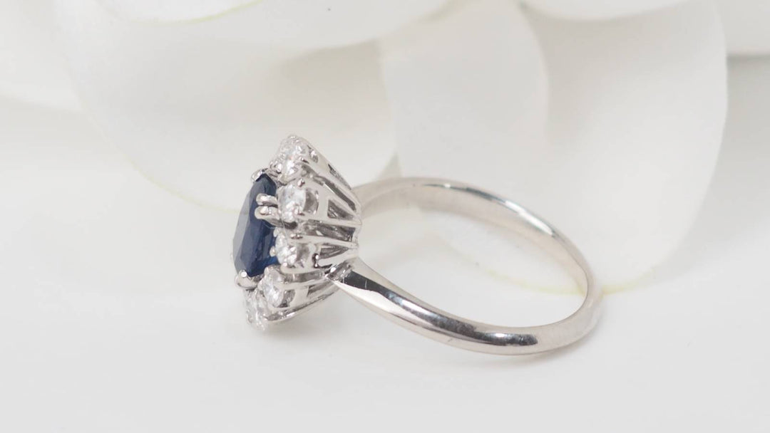 Bague marguerite en or blanc, saphir ovale et diamants