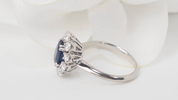 Bague marguerite en or blanc, saphir ovale et diamants