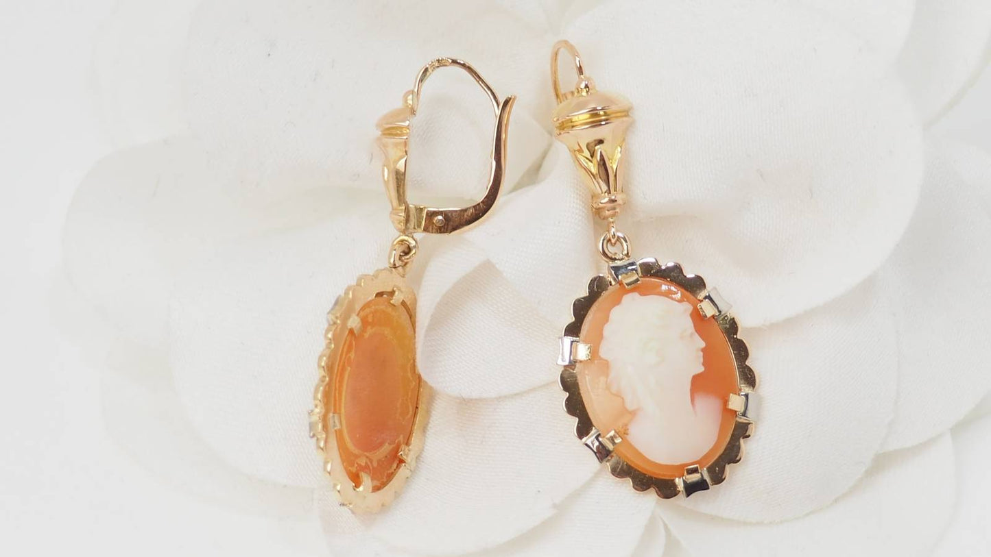 Pendants d'oreilles en or jaune et camée