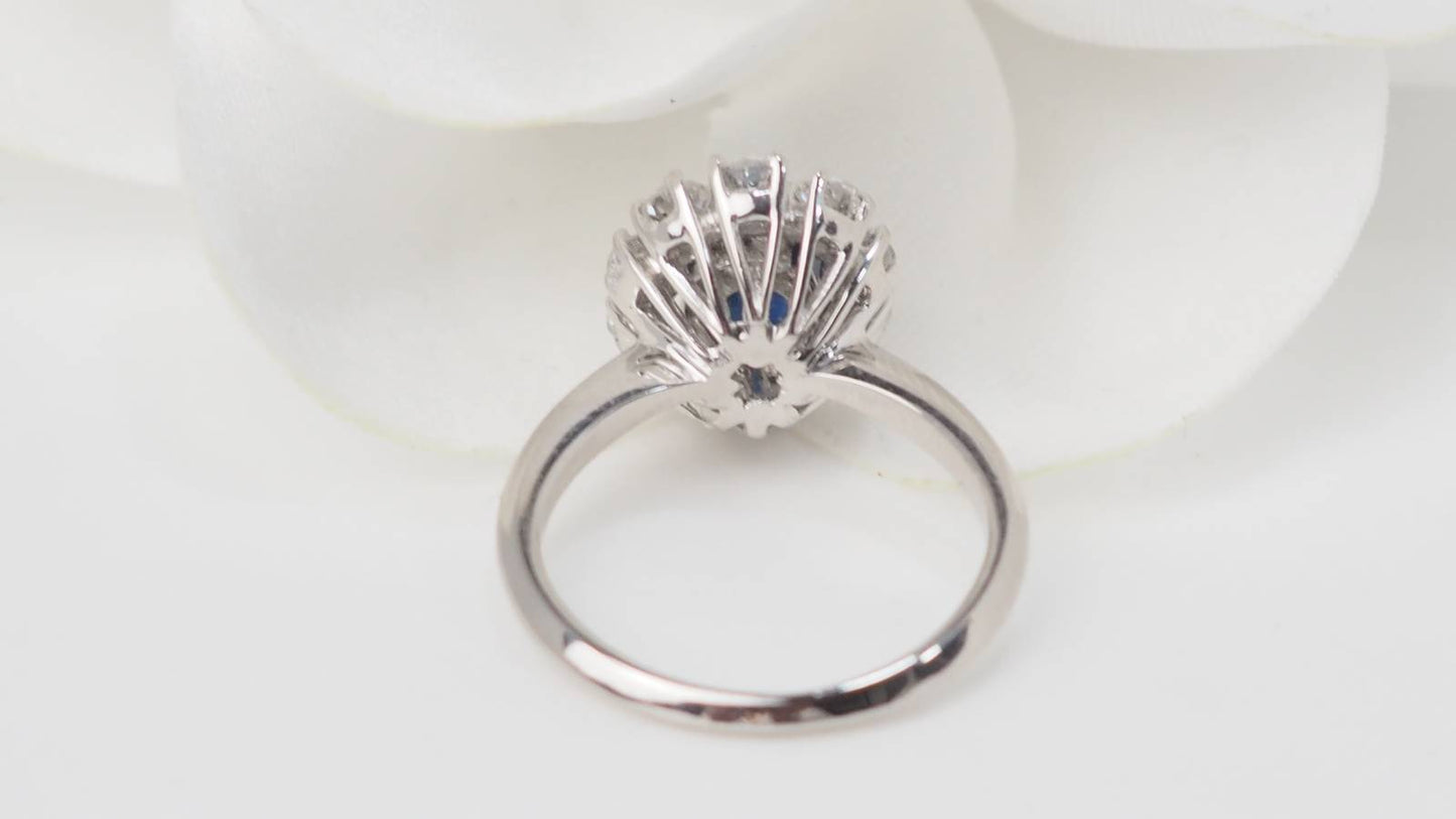 Bague marguerite en or blanc, saphir ovale et diamants