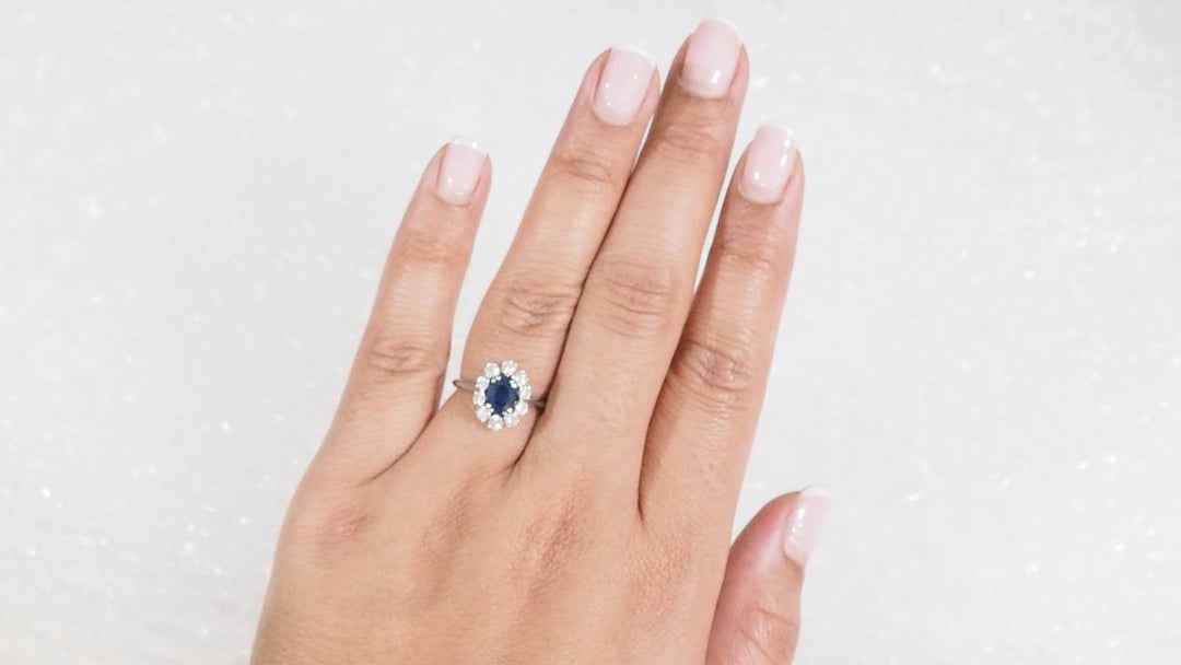 Bague marguerite en or blanc, saphir ovale et diamants