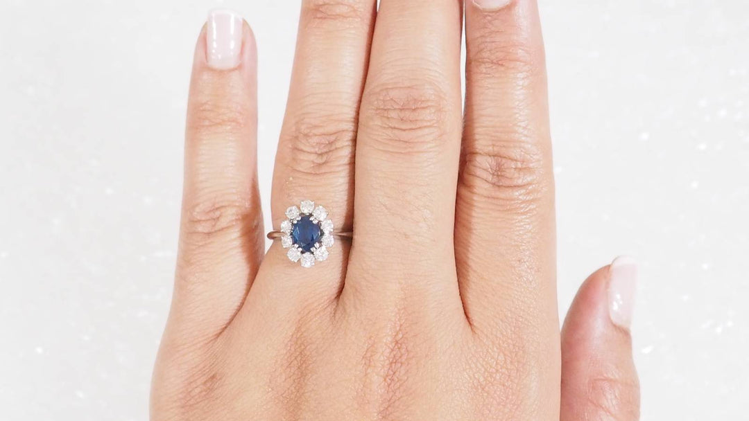 Bague marguerite en or blanc, saphir ovale et diamants