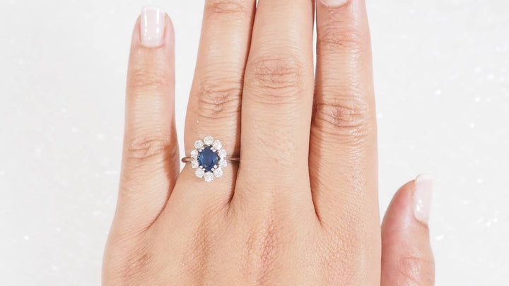 Bague marguerite en or blanc, saphir ovale et diamants