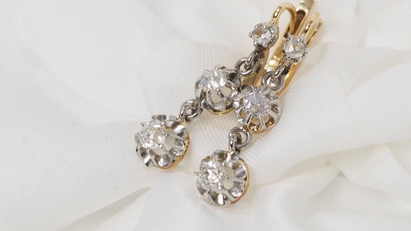 Dormeuses en or bicolore serties de diamants 