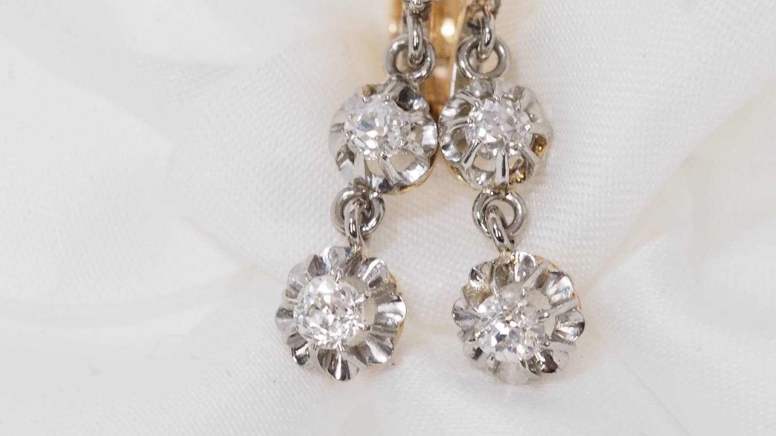 boucles d'oreilles en or jaune et gris  ornées de diamants 