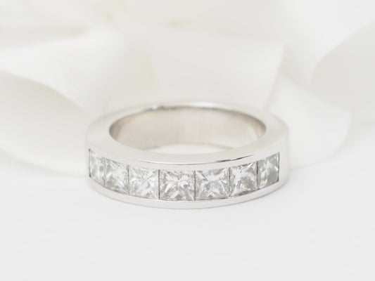 Alliance en or blanc et diamants 1,50ct taille princesse