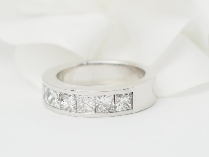 Alliance en or blanc et diamants 1,50ct taille princesse