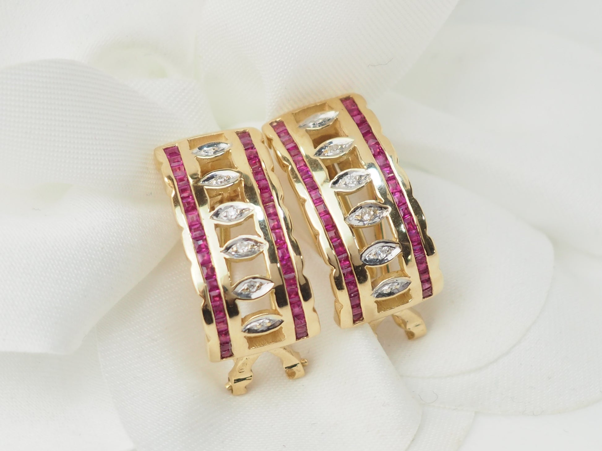 Boucles d'oreilles vintage en or jaune et rubis