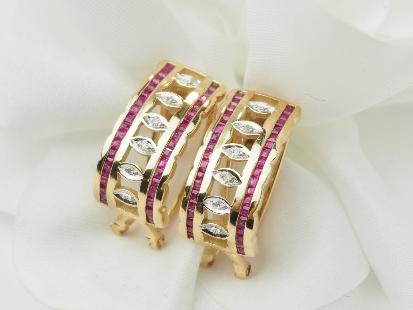 Boucles d'oreilles vintage en or jaune, rubis et diamants