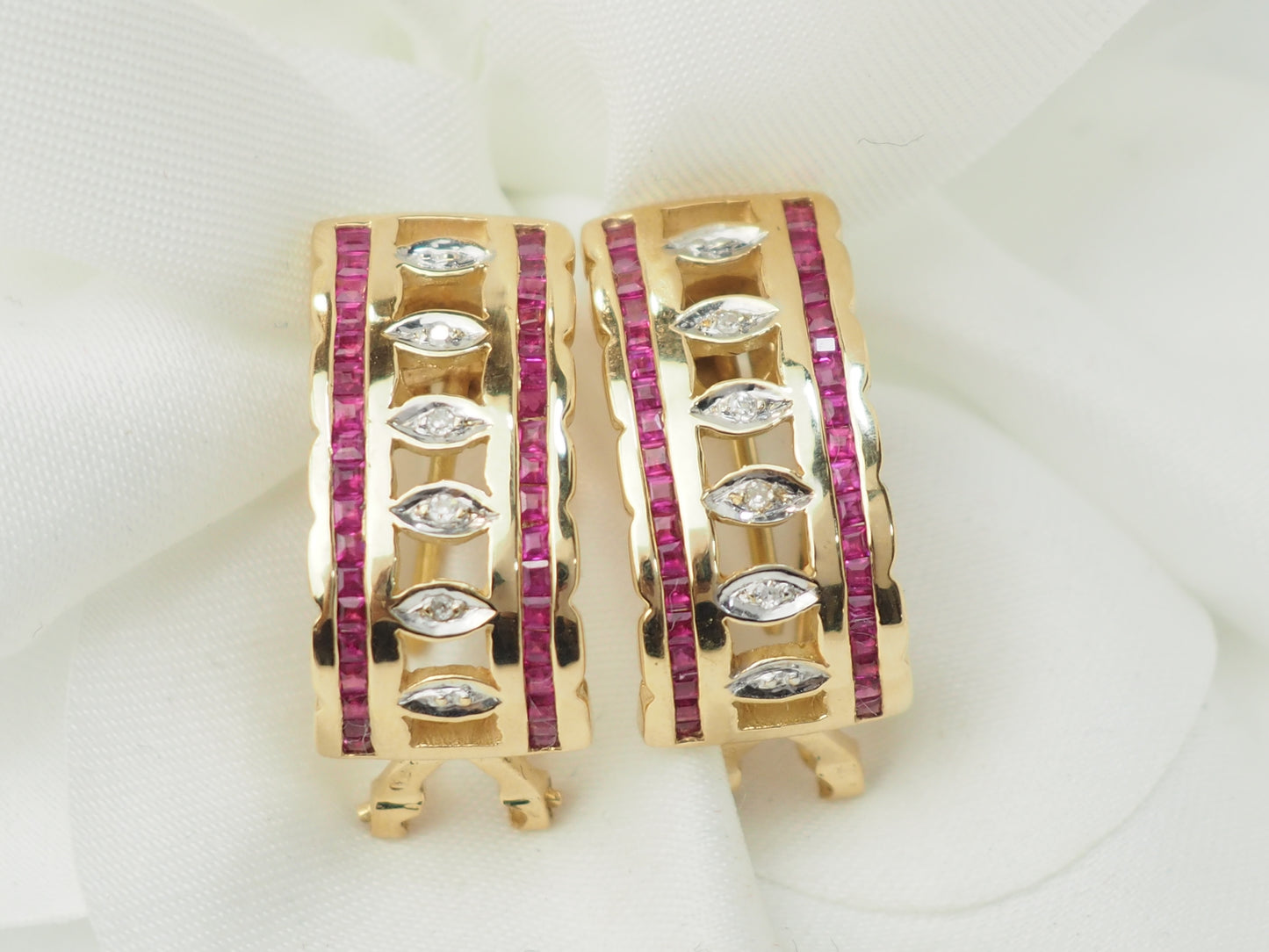 Boucles d'oreilles vintage en or jaune, rubis et diamants