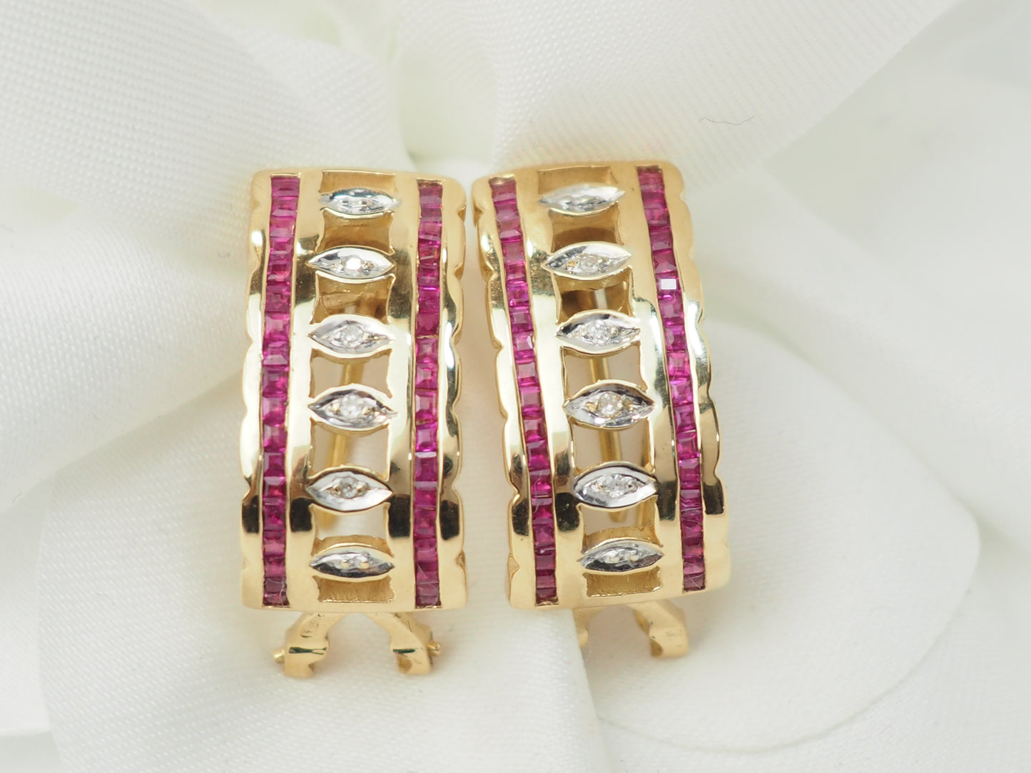 Boucles d'oreilles à clips en or jaune et rubis