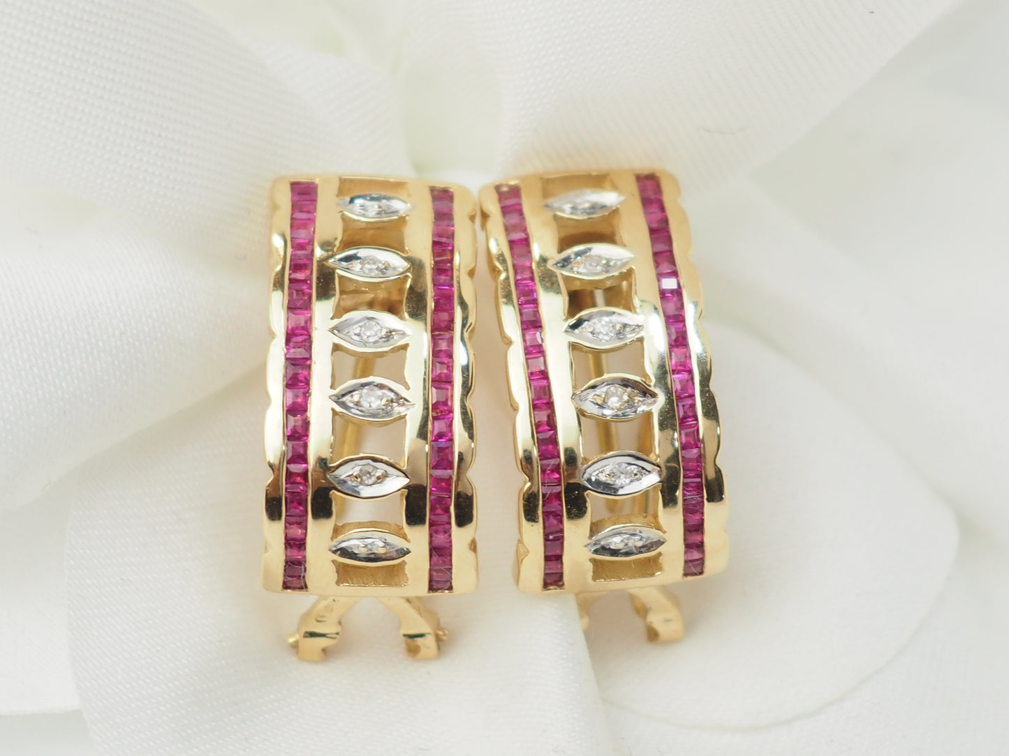 Boucles d'oreilles en or jaune serties de ubis et diamants 