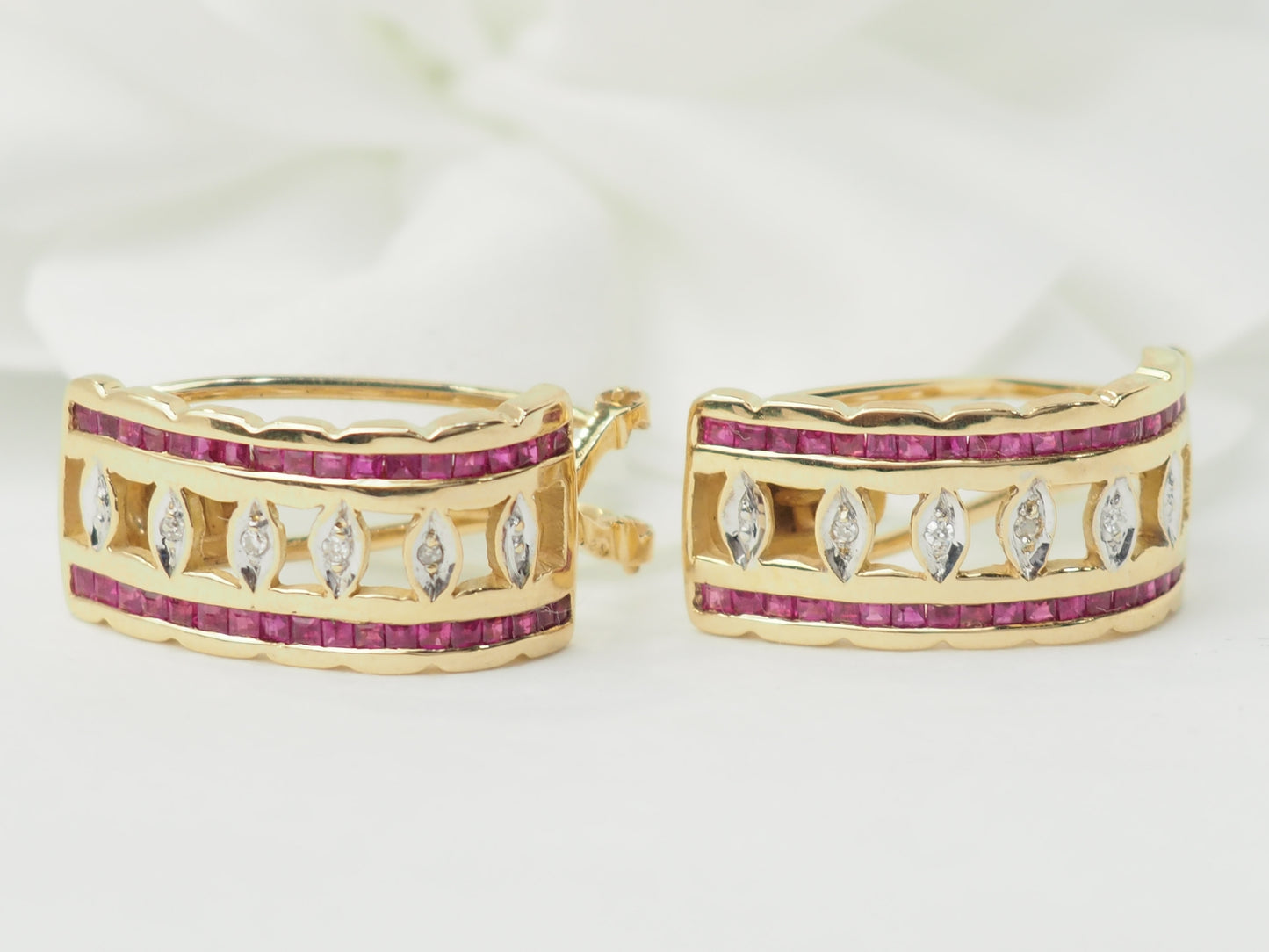 Boucles d'oreilles vintage en or jaune, rubis et diamants