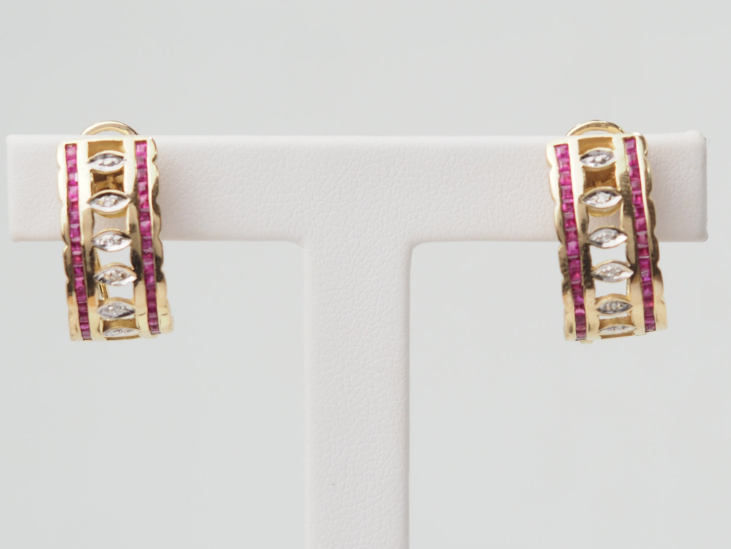 Boucles d'oreilles vintage en or jaune, rubis et diamants