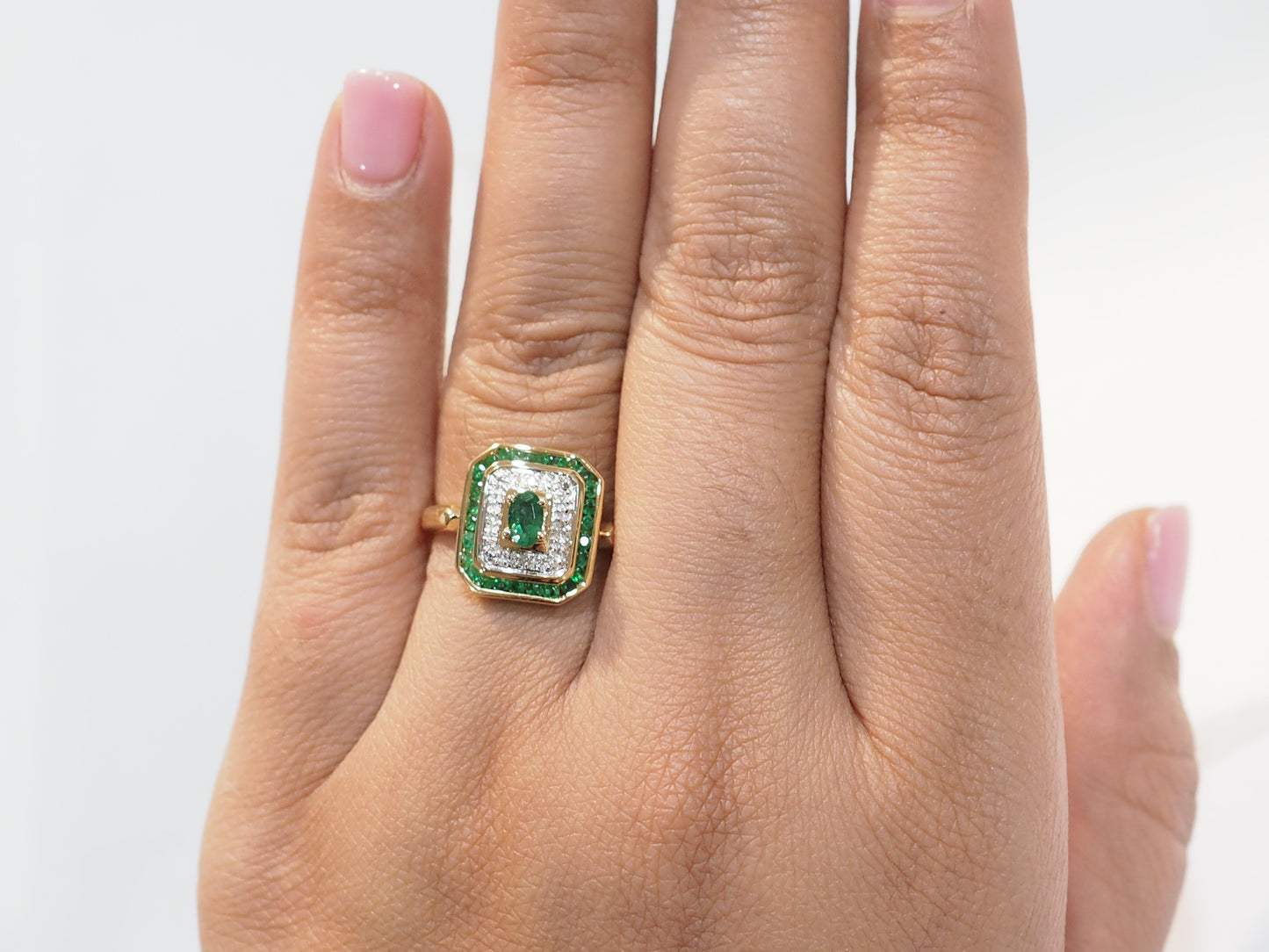 Bague en or jaune, émeraude et diamants