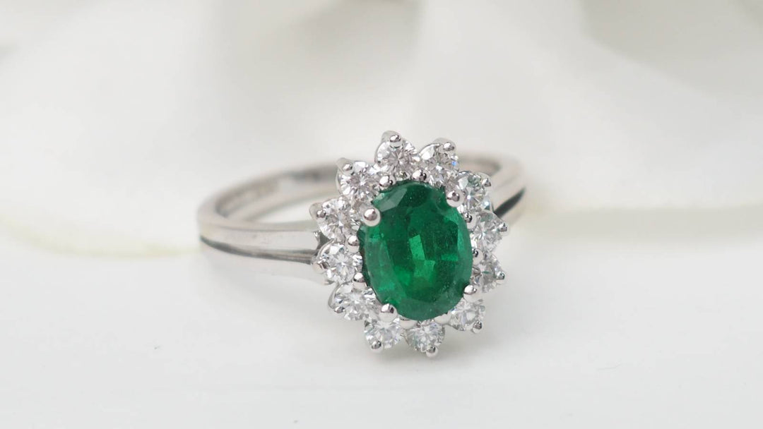 Bague marguerite en or blanc émeraude et diamants