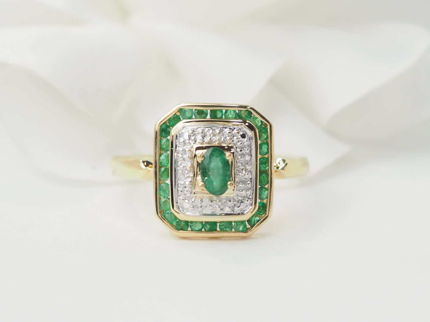 Bague en or jaune, émeraude et diamants