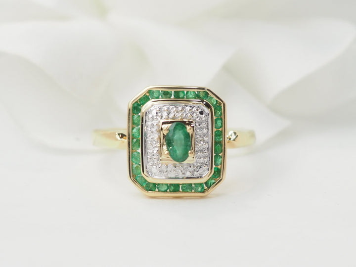 Bague en or jaune, émeraude et diamants