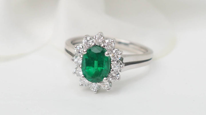 Bague marguerite en or blanc émeraude et diamants