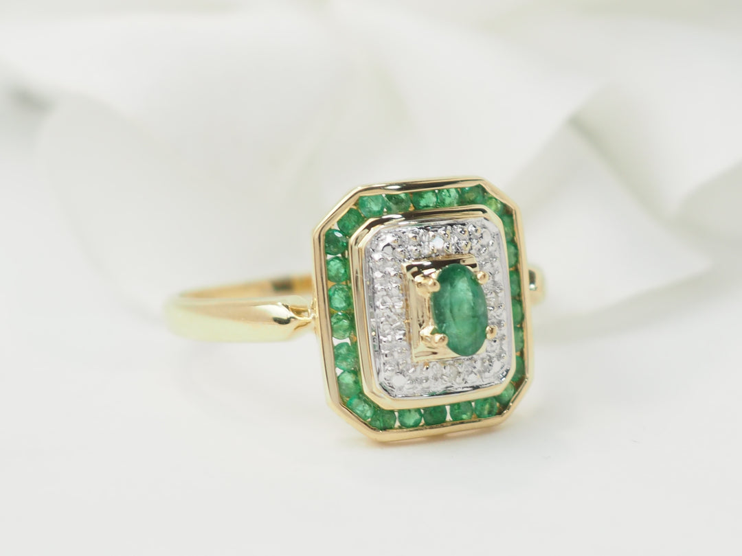 Bague en or jaune, émeraude et diamants