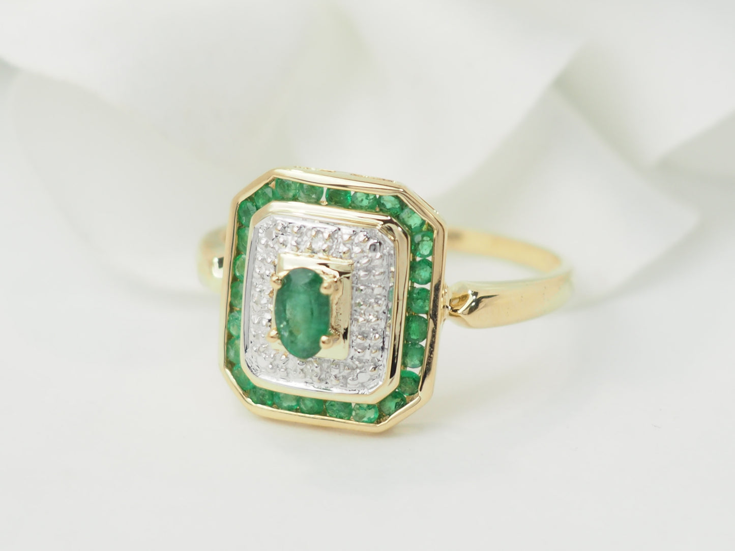 Bague en or jaune, émeraude et diamants