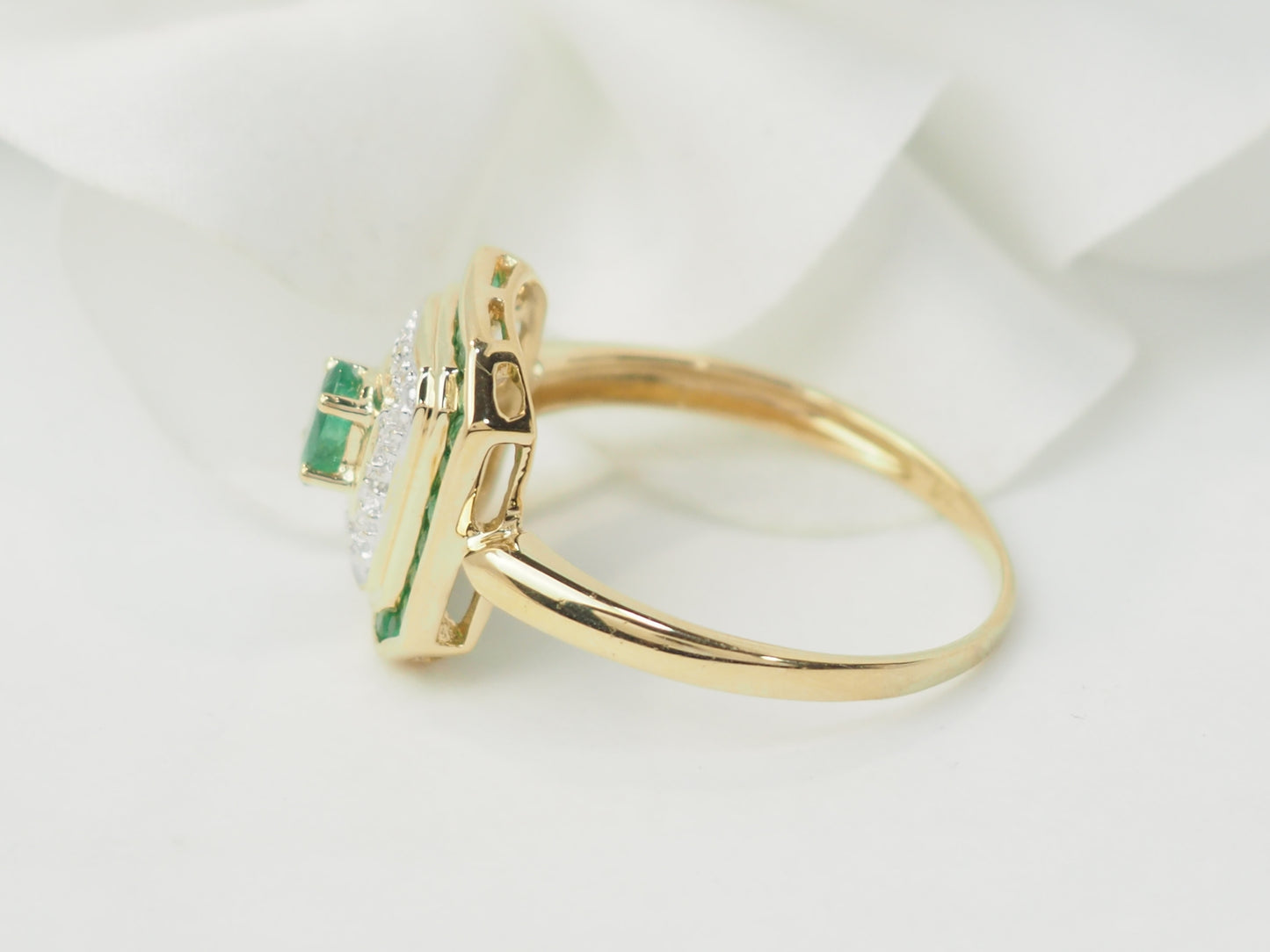 Bague en or jaune, émeraude et diamants