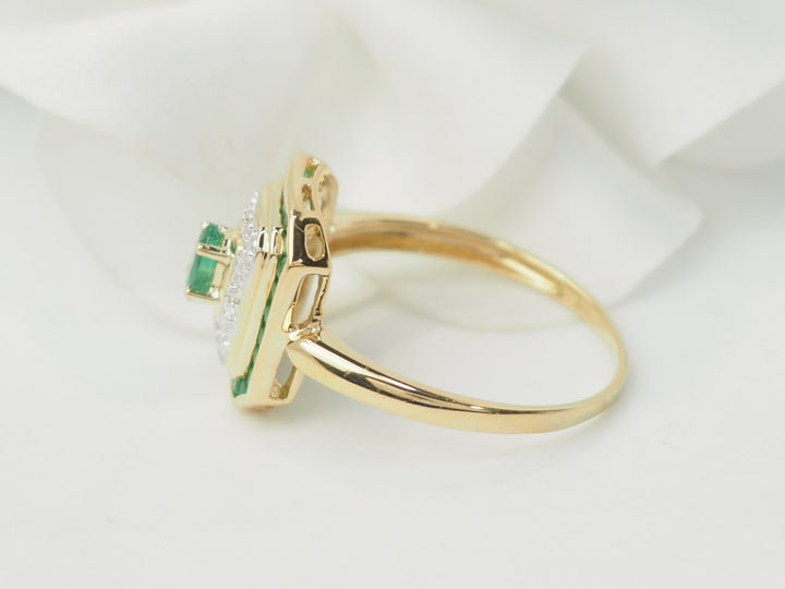 Bague en or jaune, émeraude et diamants