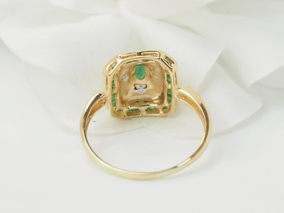 Bague en or jaune, émeraude et diamants