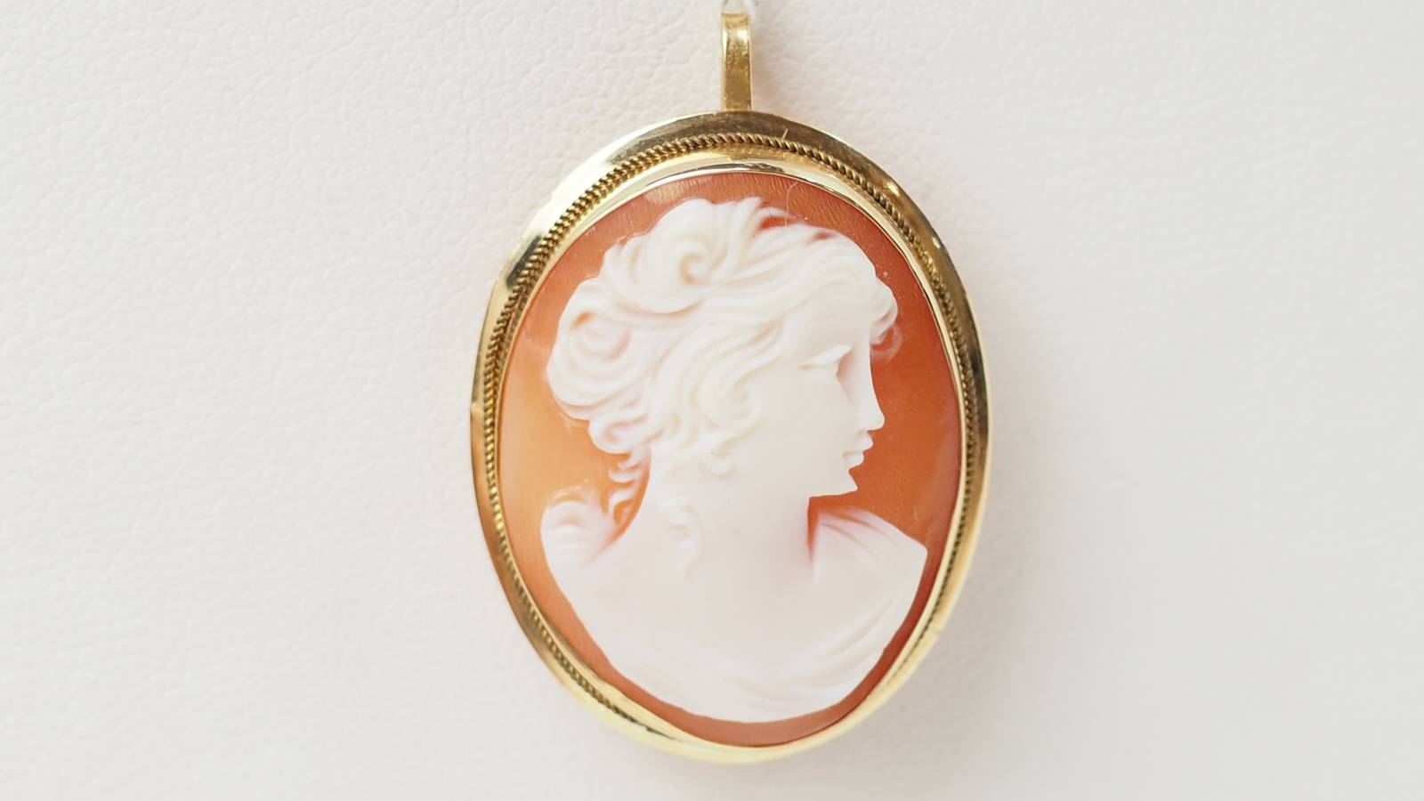 broche ancienne en or jaune et camée en vente près d'Aubagne